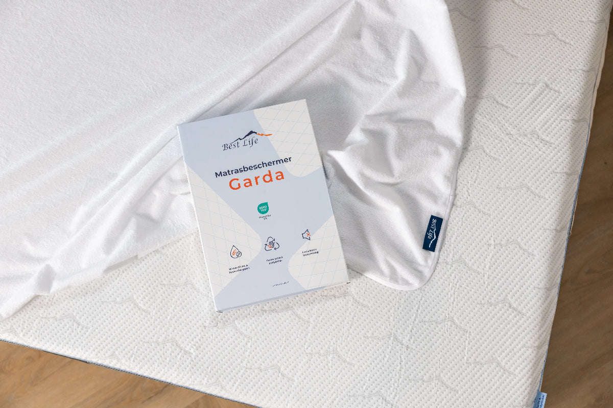 Verpakking van Matrasbeschermer Garda op een matras met de beschermer