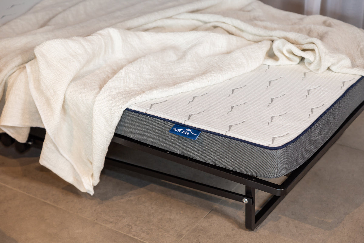 Vouwbed Orta uitgeklapt met matras en witte deken