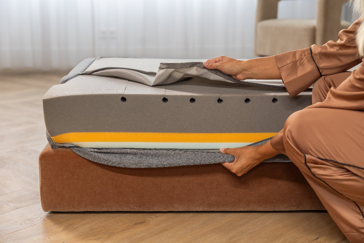Vrouw opent de hoes van Matras Jaya en toont de schuimlagen