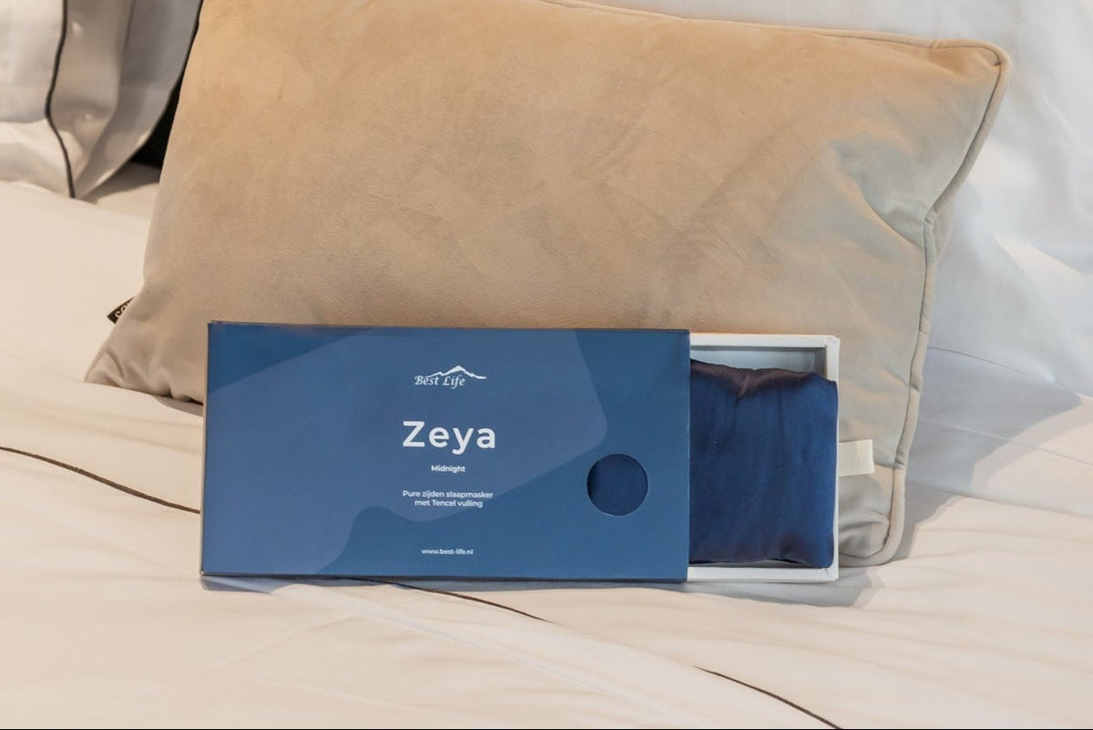 Zijden Slaapmasker Zeya in navy in de luxe geschenkdoos op bed