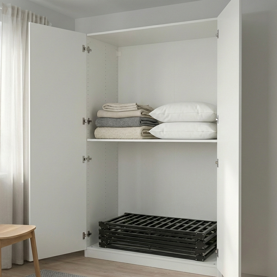 Bedframe Nera ingeklapt opgeborgen onderin een kledingkast