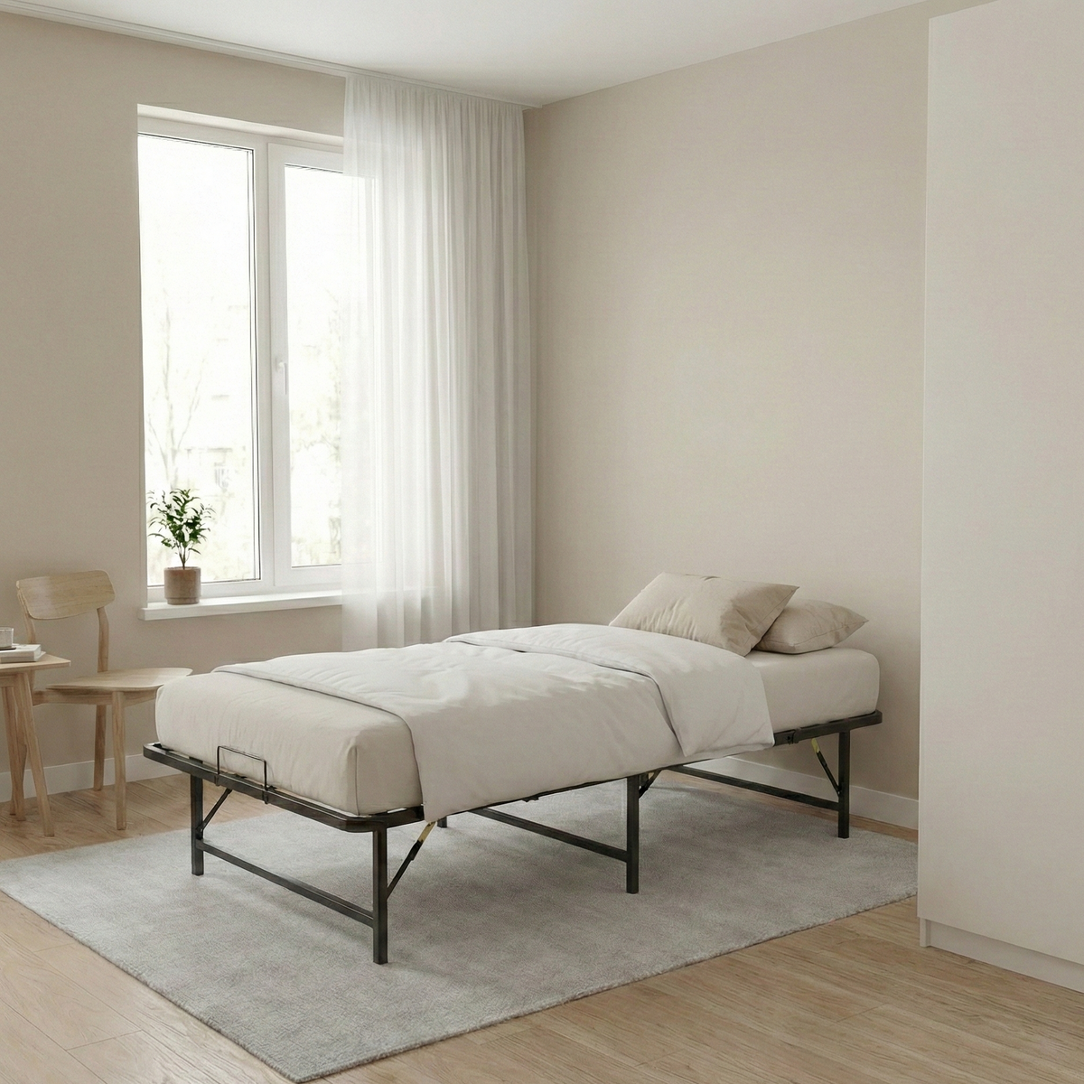 Bedframe Nera uitgeklapt met matras in een lichte slaapkamer