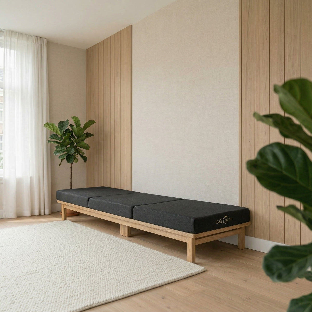 Zwart Vouwmatras Sella uitgevouwen op een houten bedframe