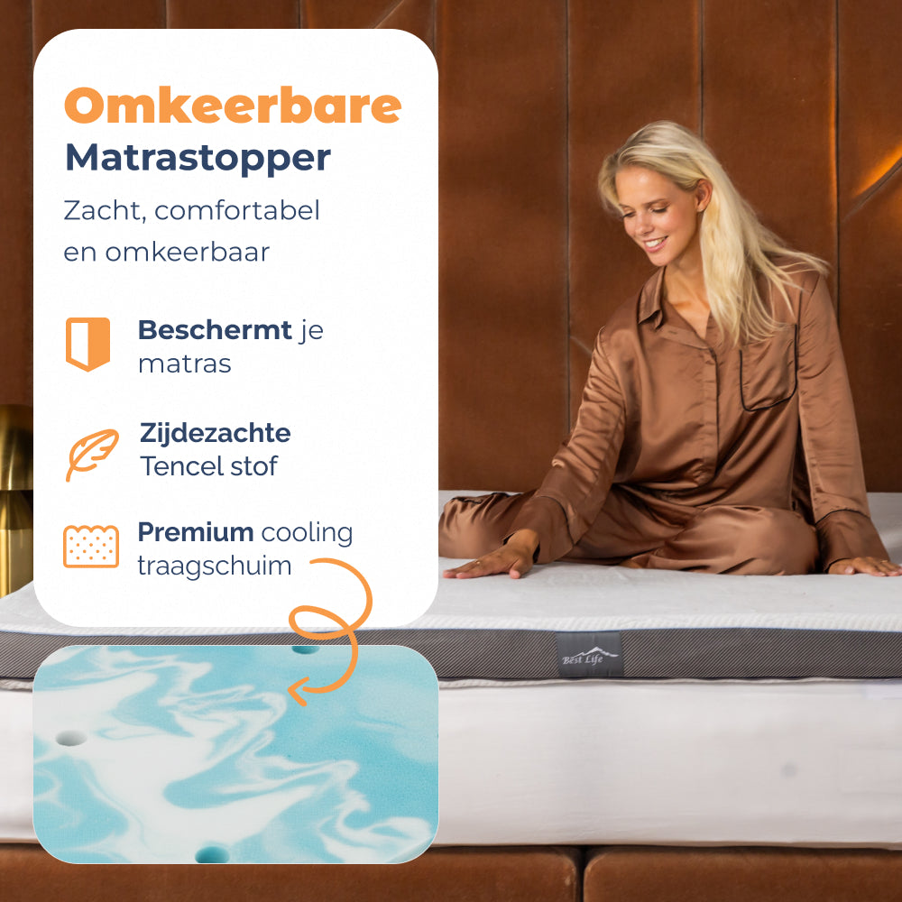 Vrouw zit op bed met omkeerbare Matrastopper Olympus met Tencel hoes en cooling traagschuim
