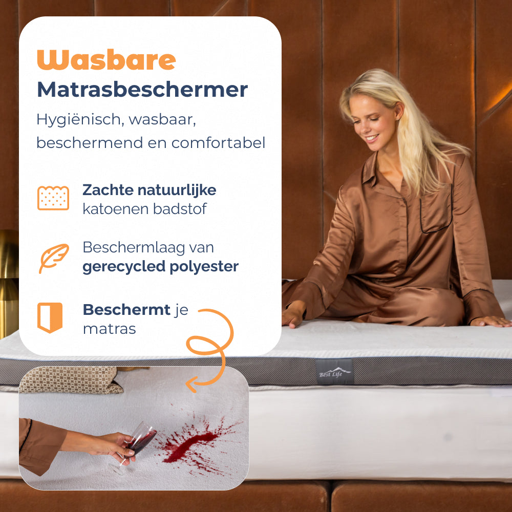 Vrouw op bed met wasbare Matrasbeschermer Garda met katoenen badstof en beschermlaag van gerecycled polyester