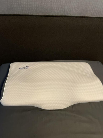 Klantfoto van een ergonomisch Best Life hoofdkussen op een grijs matras