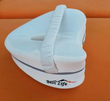 Klantfoto van een wit Best Life kniekussen met elastische band