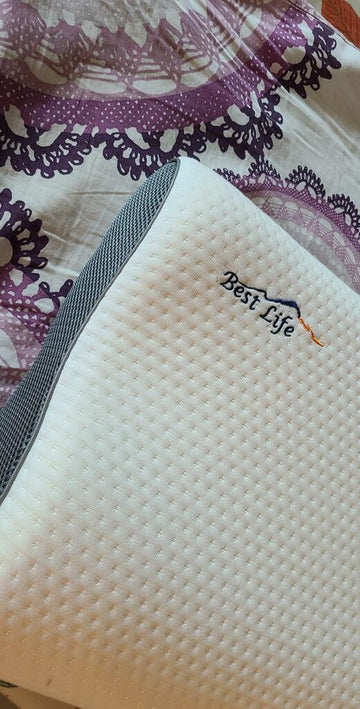 Klantfoto van een Best Life hoofdkussen met witte hoes op bed