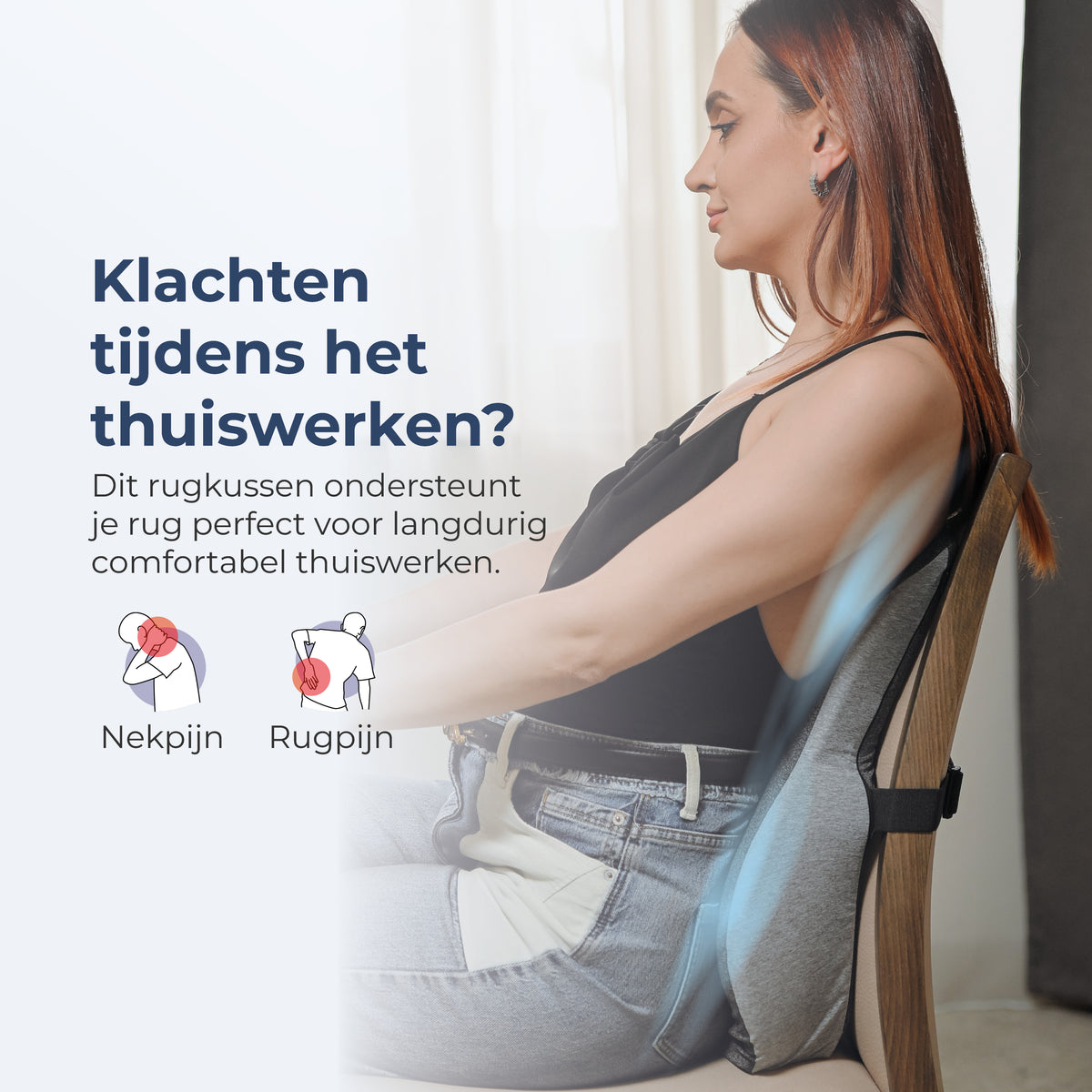 Vrouw werkt thuis aan bureau met Rugkussen Jannu in de onderrug