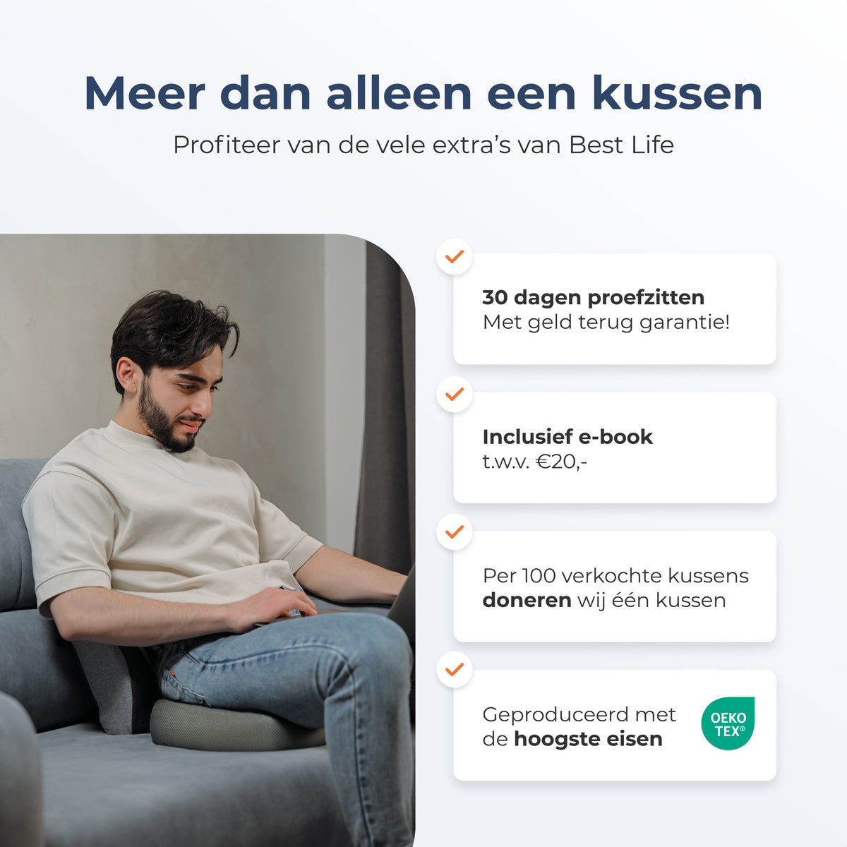 Man zit op de bank met Rugkussen Jannu, met 30 dagen proefzitten en e-book