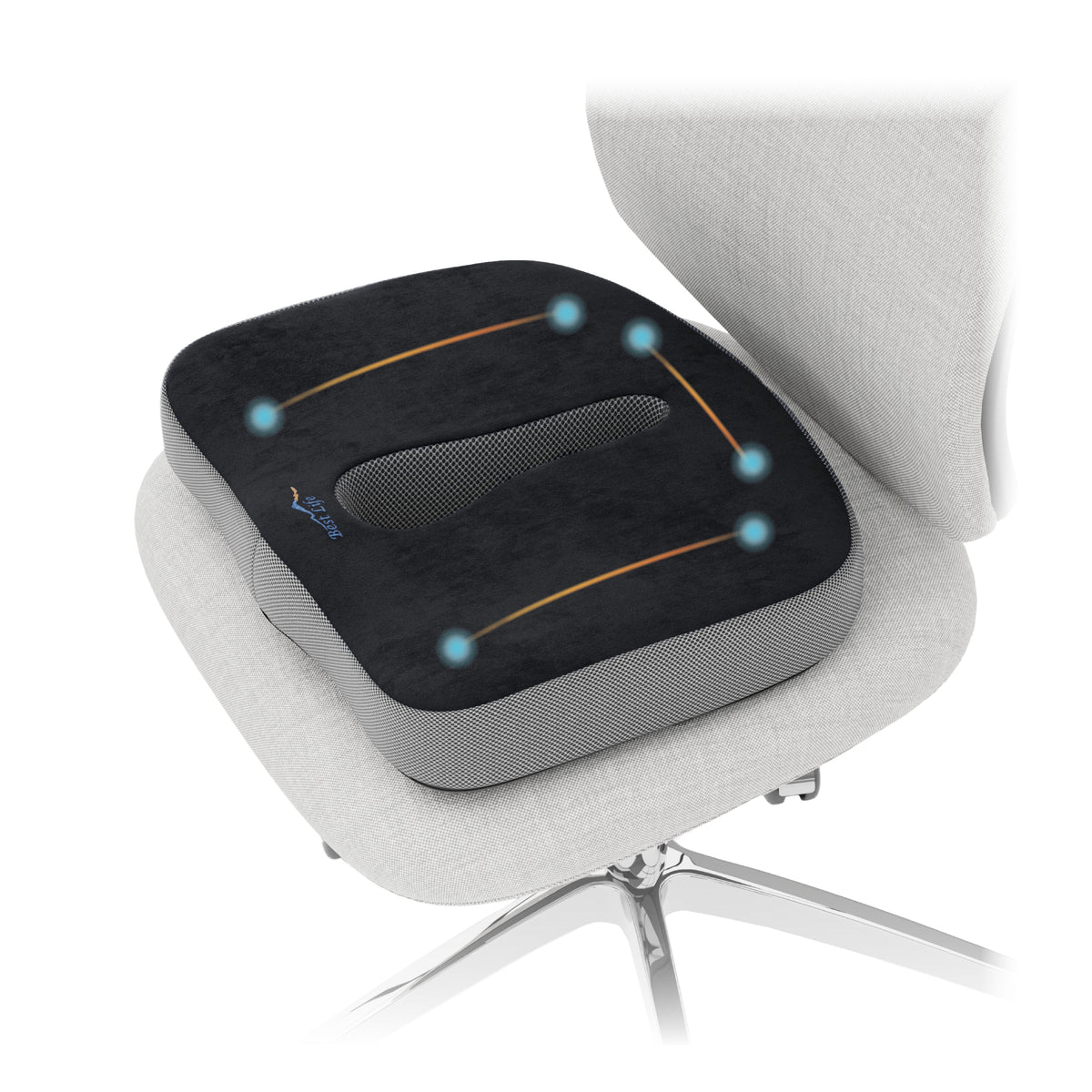 Zitkussen Makalu zwart met ergonomische vorm, op een witte stoel