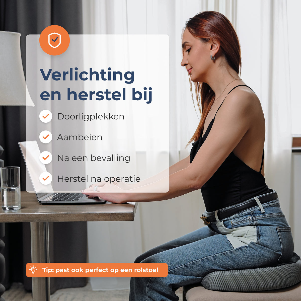 Vrouw zit aan bureau op Zitkussen Makalu
