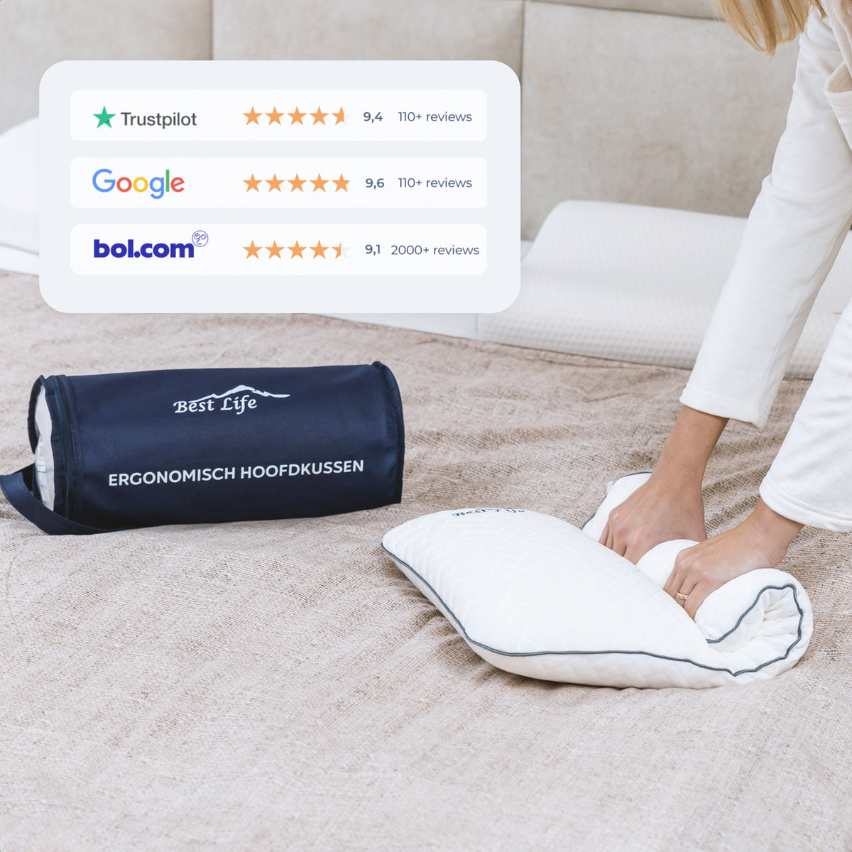 Hoofdkussen Arteni met reistas op bed, met beoordelingen van Trustpilot, Google en bol