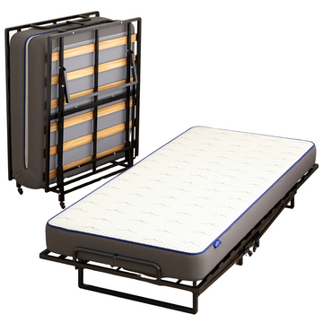 Vouwbed Yarra met houten lattenbodem uitgeklapt met matras, naast een ingeklapt vouwbed