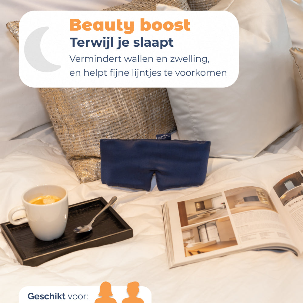 Zijden Slaapmasker Zeya op bed naast koffie en tijdschrift
