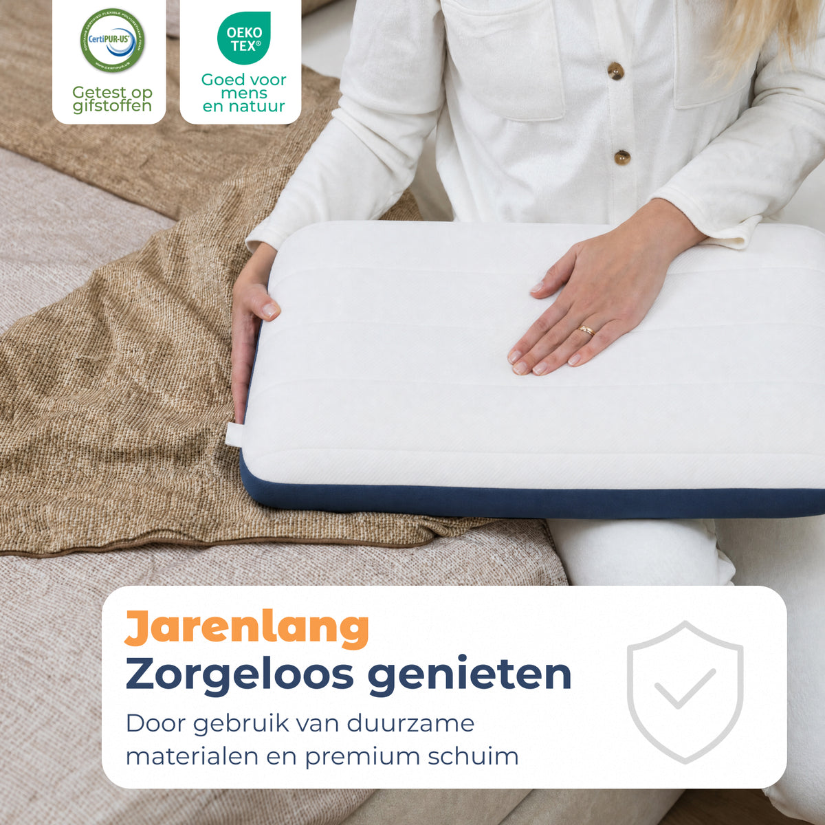 Hoofdkussen Dinara van duurzame materialen en premium traagschuim, uit de hoes gehaald