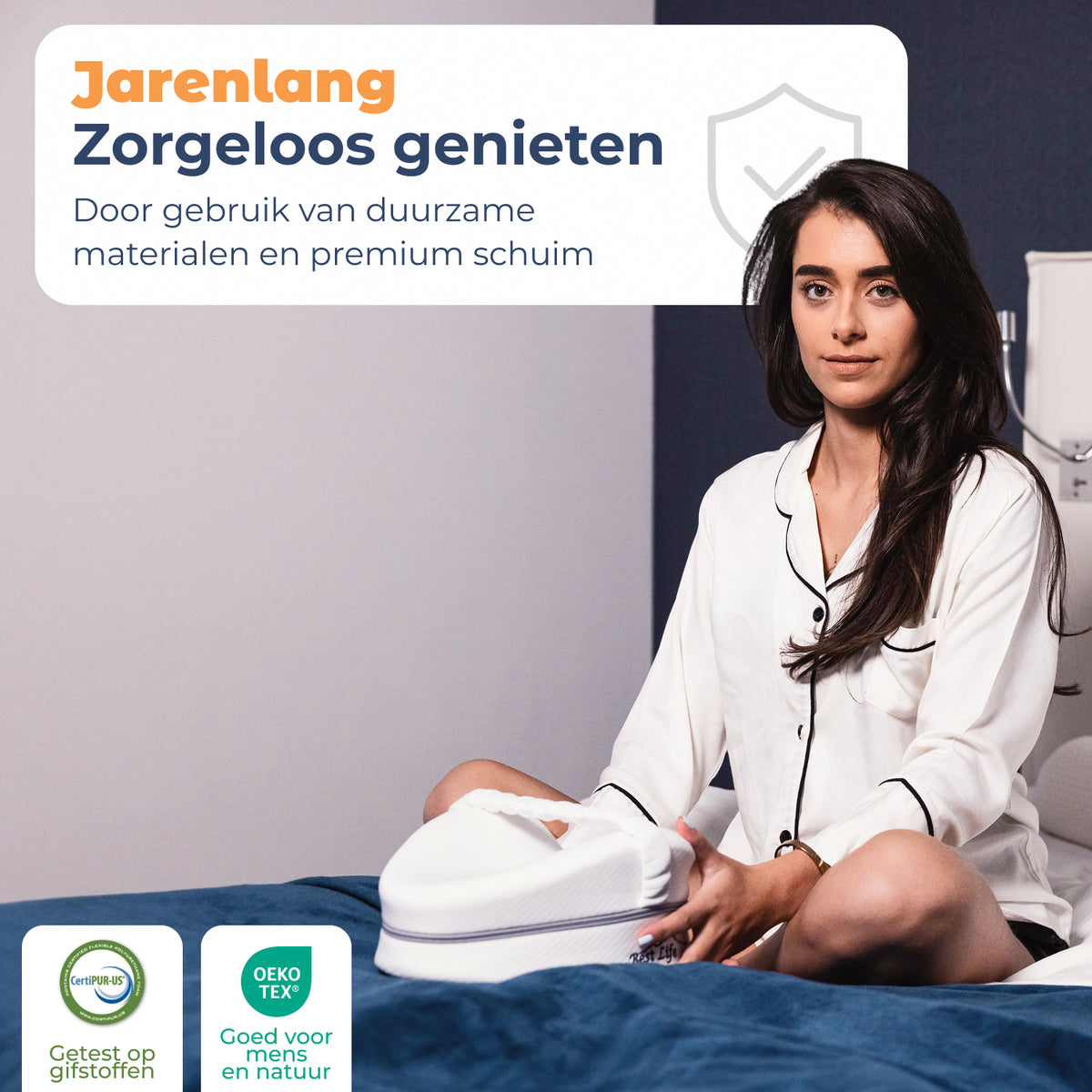 Vrouw zit op bed met Kniekussen Ararat van duurzame materialen en premium traagschuim