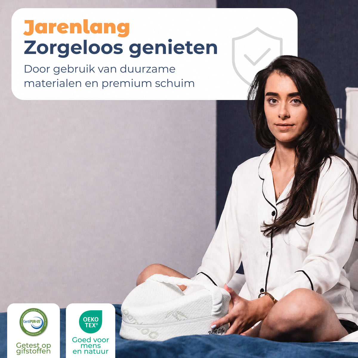 Vrouw zit op bed met Kniekussen Mikeno van duurzame materialen en premium traagschuim
