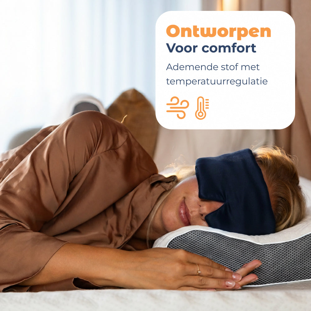 Vrouw slaapt op haar buik met Zijden Slaapmasker Zeya van ademende stof