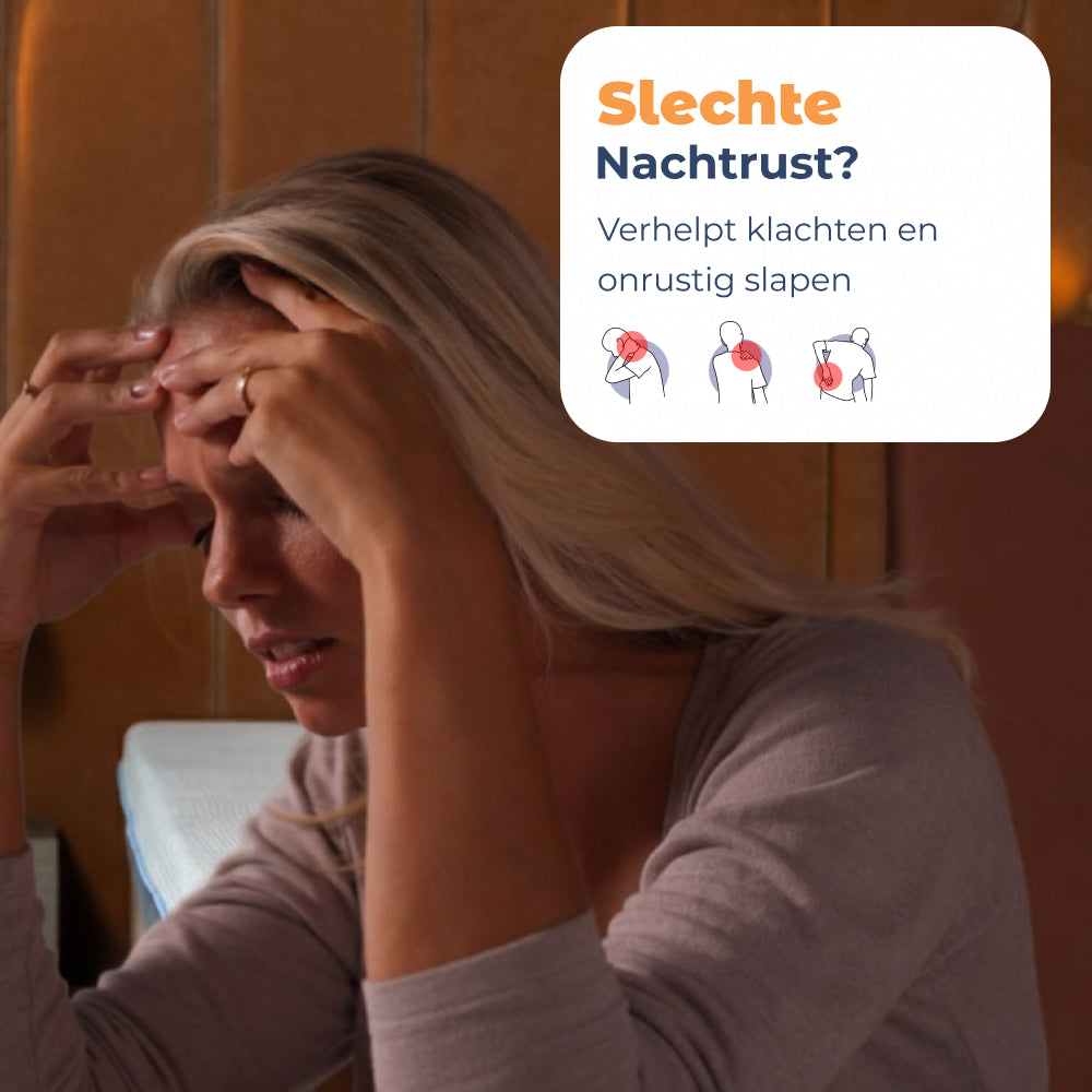 Vrouw zit moe op bed na een slechte nacht, het probleem dat Matrastopper Sinai oplost