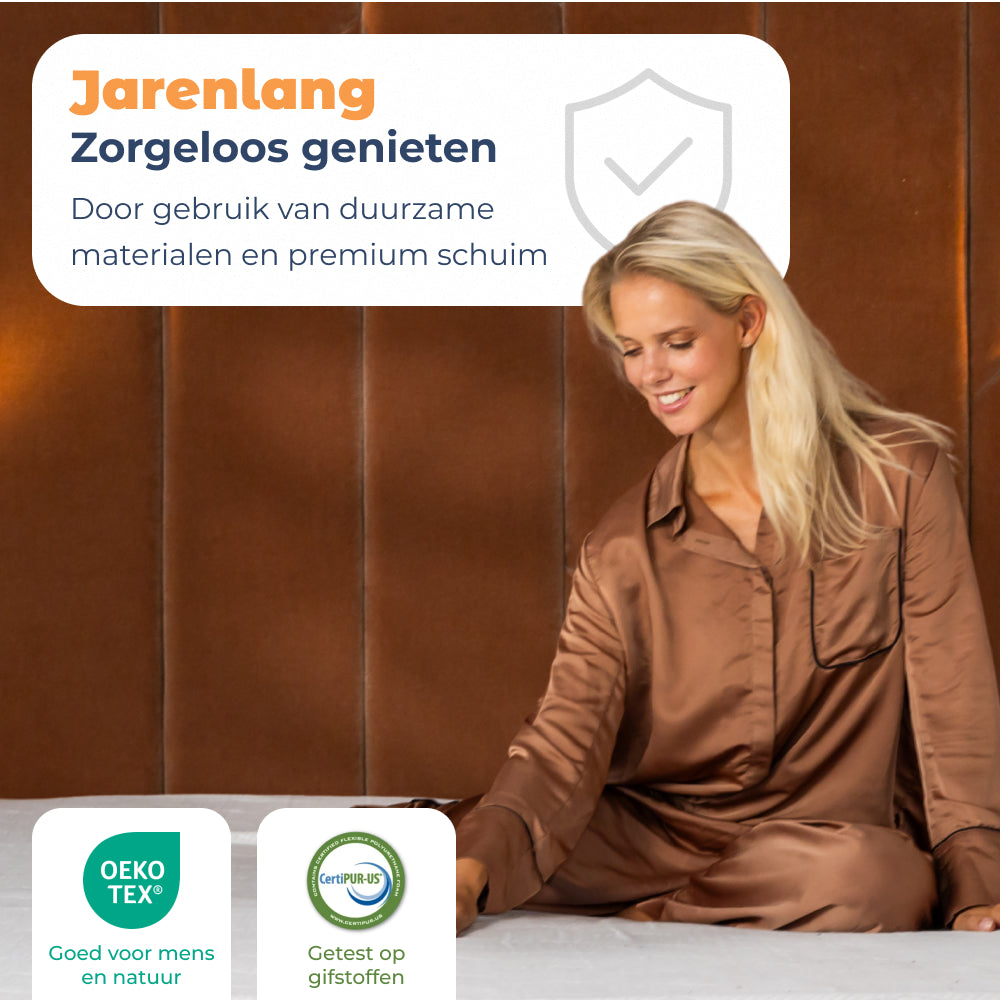Vrouw zit op Matras Jaya van duurzame materialen met OEKO-TEX keurmerk