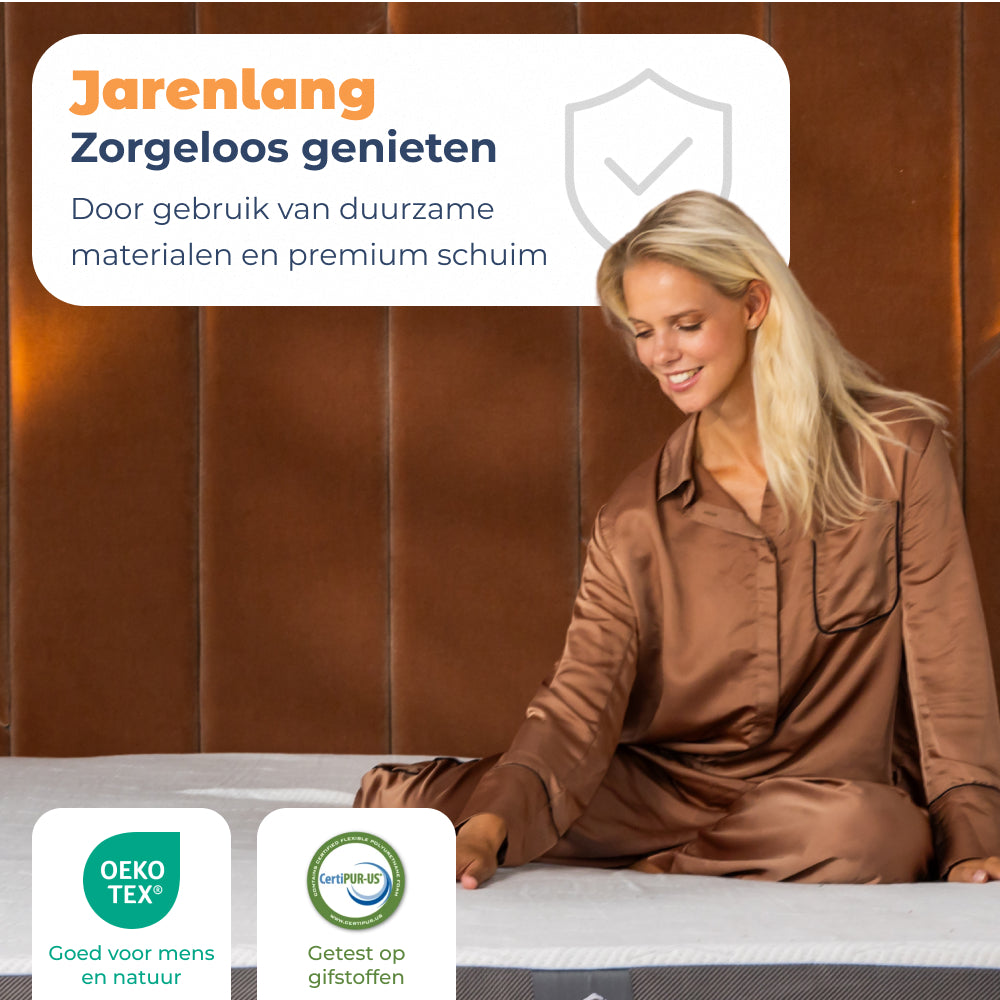Vrouw strijkt over Matrastopper Olympus van duurzame materialen met OEKO-TEX keurmerk