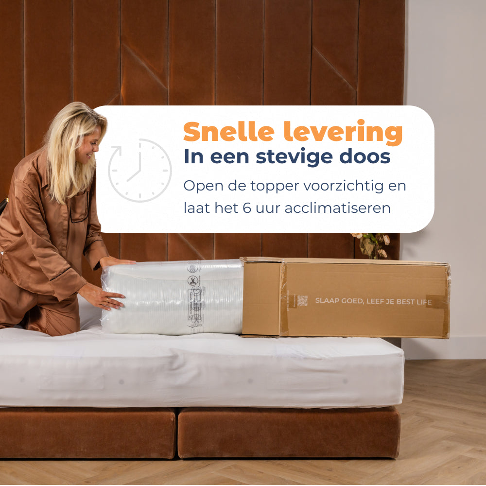 Vrouw pakt Matrastopper Olympus uit de doos, snelle levering in een stevige doos