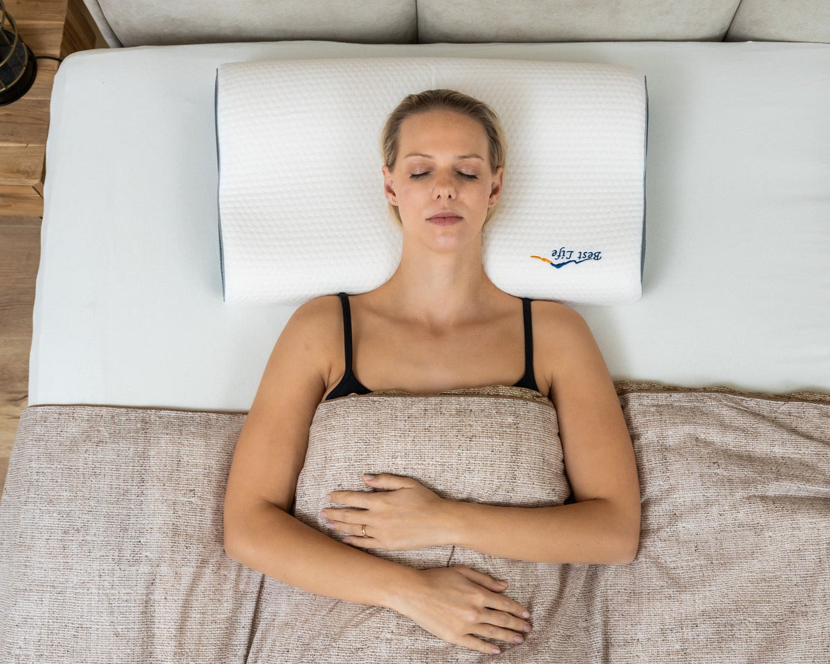 Vrouw slaapt op haar rug op een ergonomisch Best Life hoofdkussen