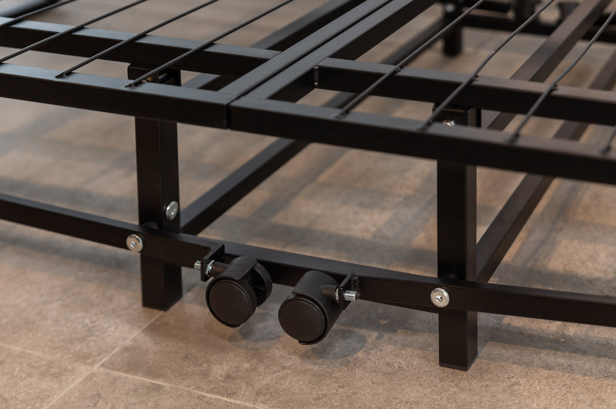 Zwart metalen frame van Vouwbed Orta met wieltjes, close-up