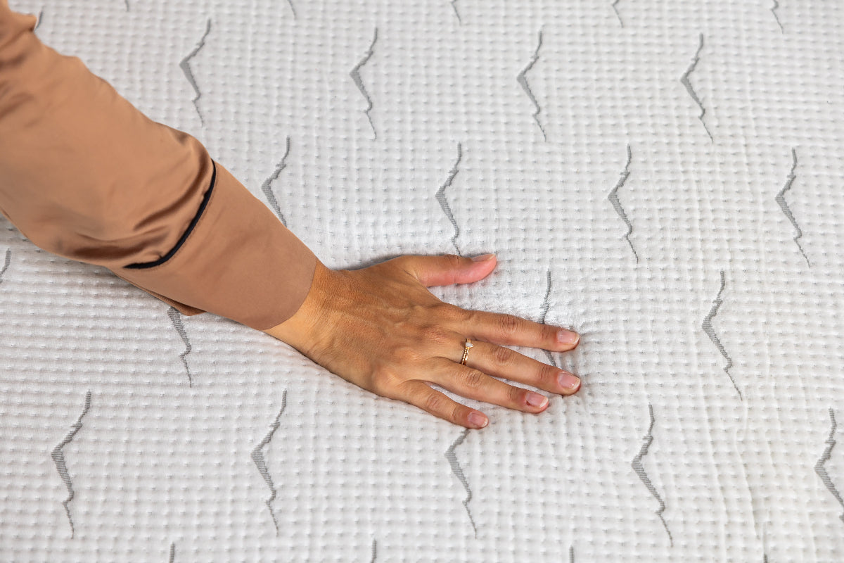 Hand drukt op de zachte witte Tencel hoes van een Best Life matras