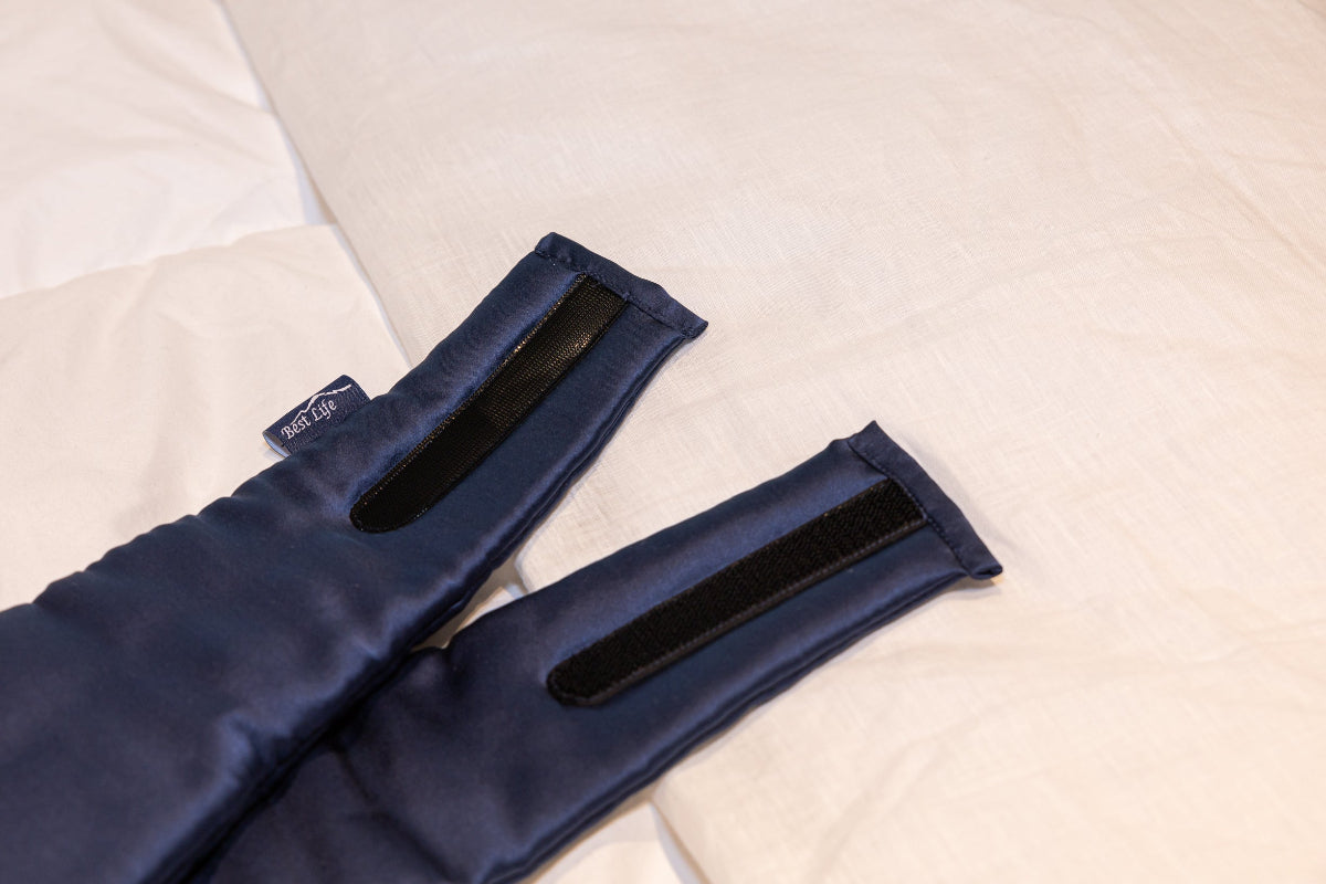 Twee navy Zijden Slaapmaskers Zeya op wit beddengoed
