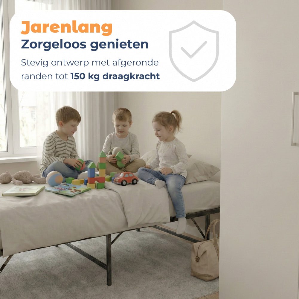 Drie kinderen zitten op Bedframe Nera met matras, stevig frame tot 150 kg draagkracht