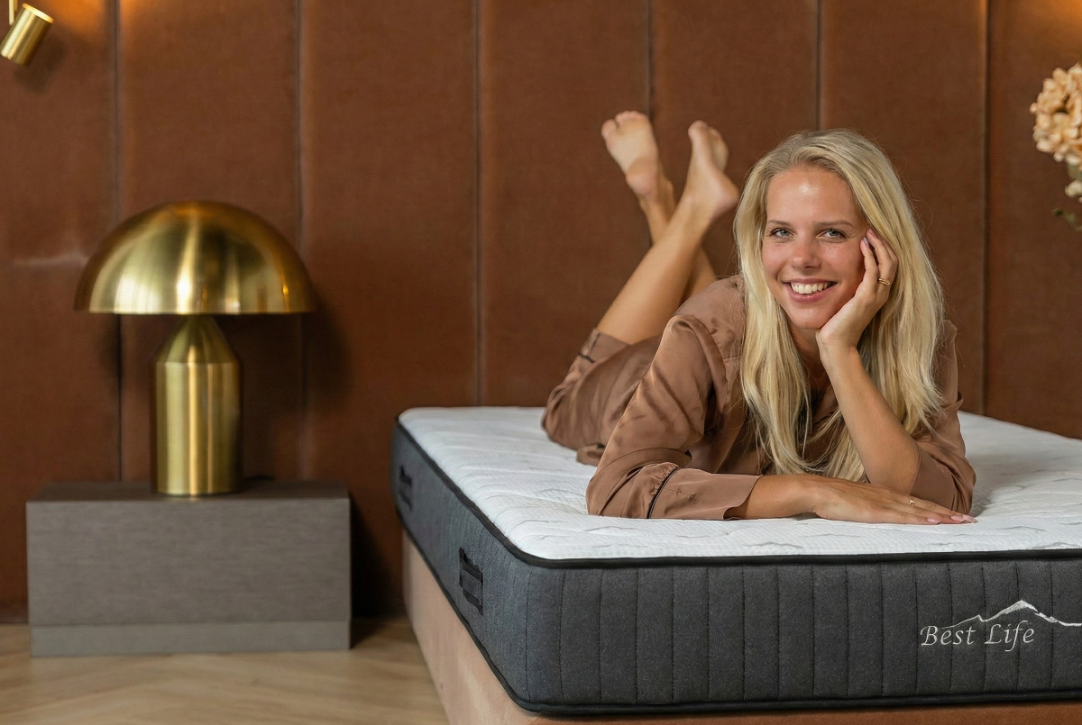 Vrouw ligt lachend op Matras Nanda met pocketveren