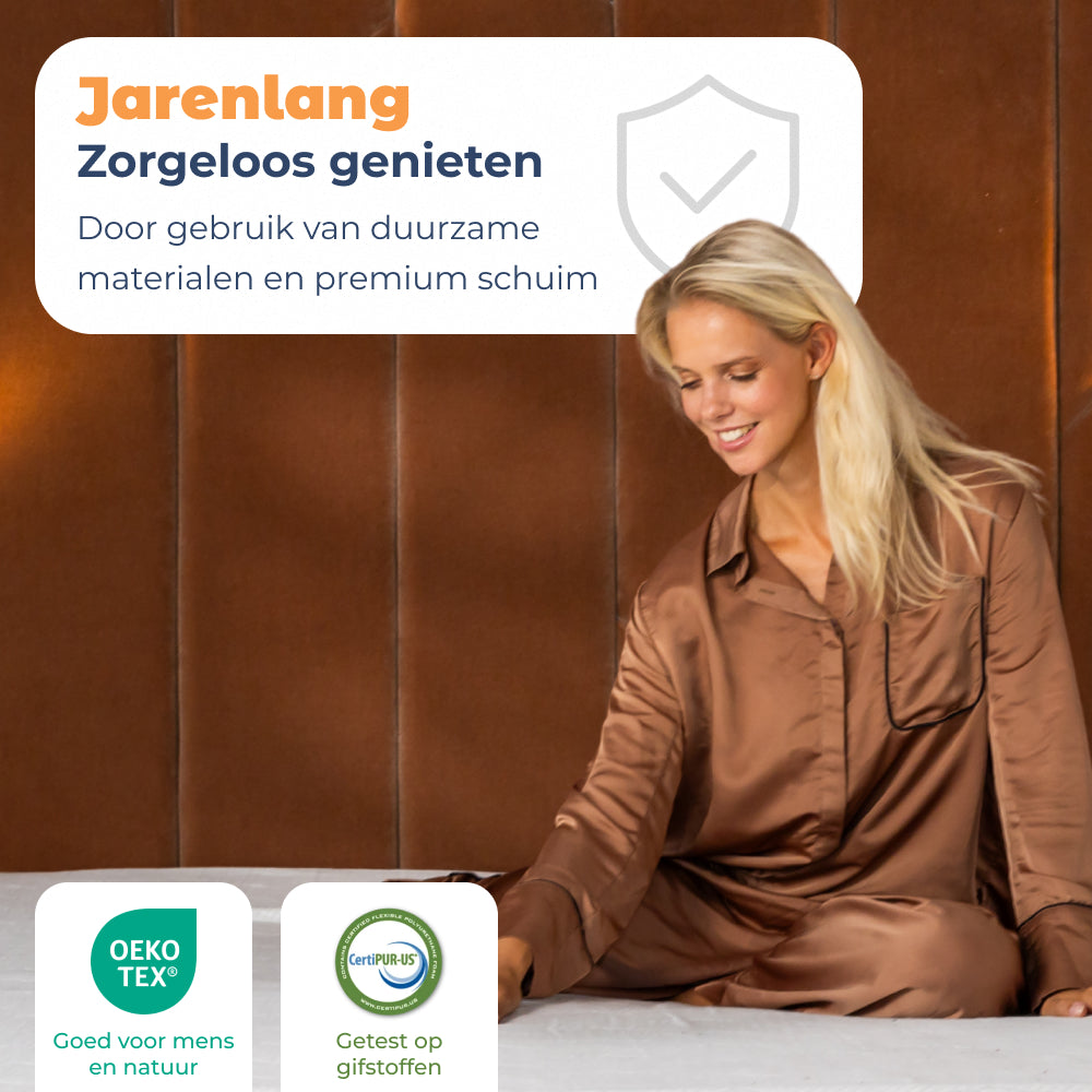 Vrouw zit op Matras Nanda van duurzame materialen met OEKO-TEX keurmerk