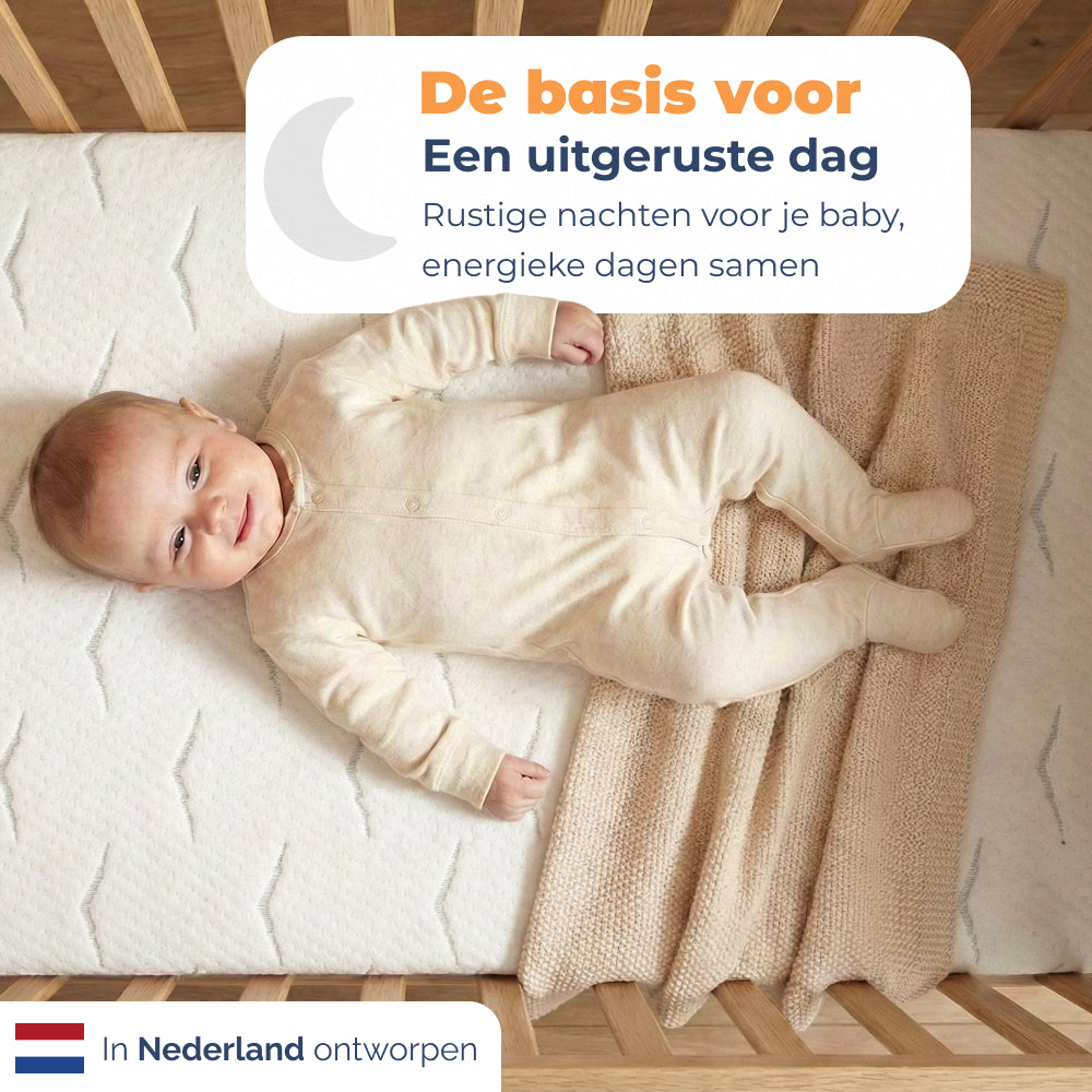 Baby ligt op zijn rug op Babymatras Nimba