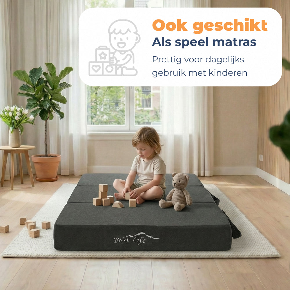 Kind speelt op uitgevouwen Vouwmatras Sella als speelmatras