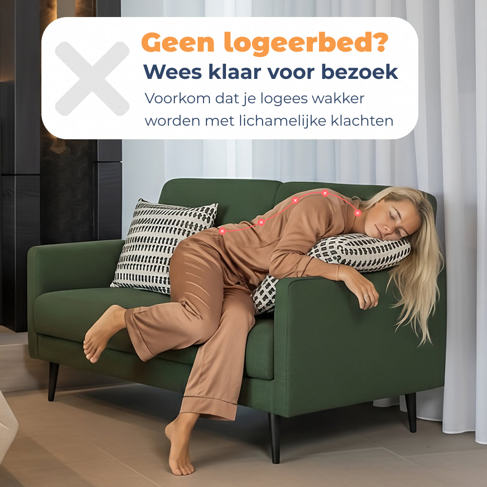 Vrouw ligt ongemakkelijk op een bank zonder logeerbed