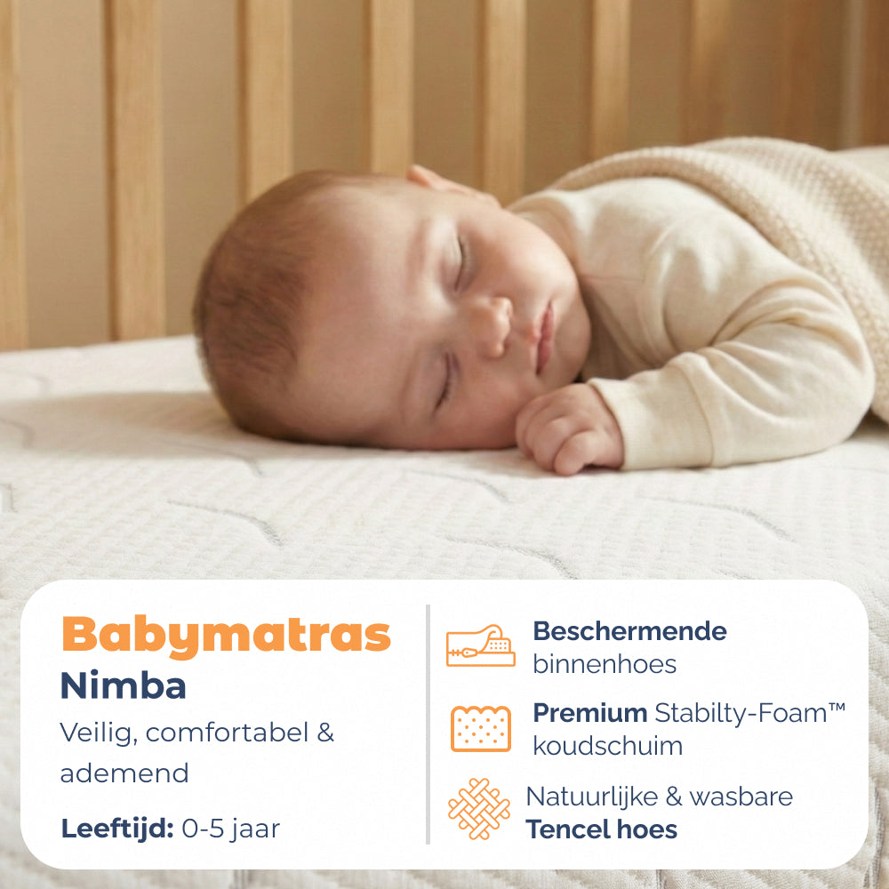 Slapende baby op Babymatras Nimba met beschermende binnenhoes, koudschuim en wasbare Tencel hoes