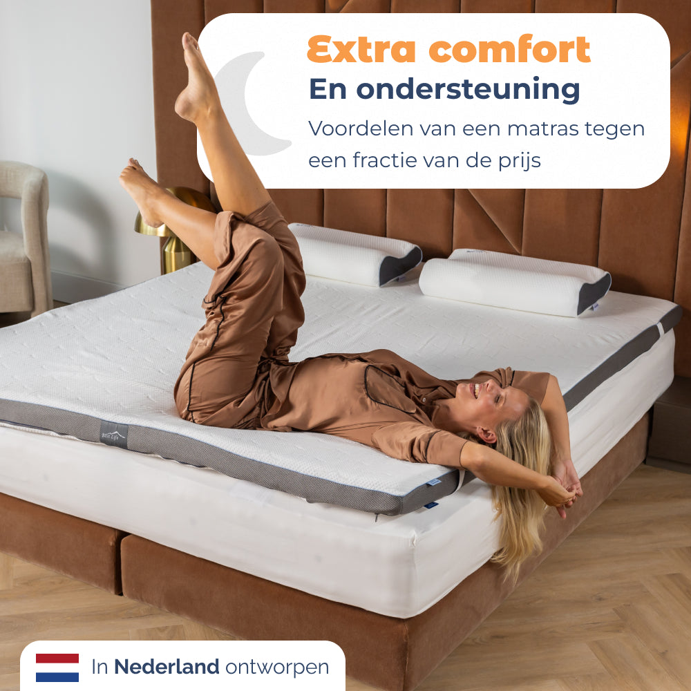 Vrouw ligt ontspannen op bed met Matrastopper Olympus voor extra comfort en ondersteuning