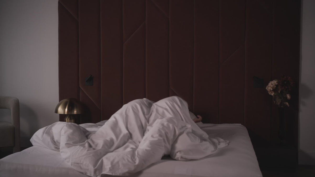 Video van iemand onder het dekbed op bed met Matras Jaya